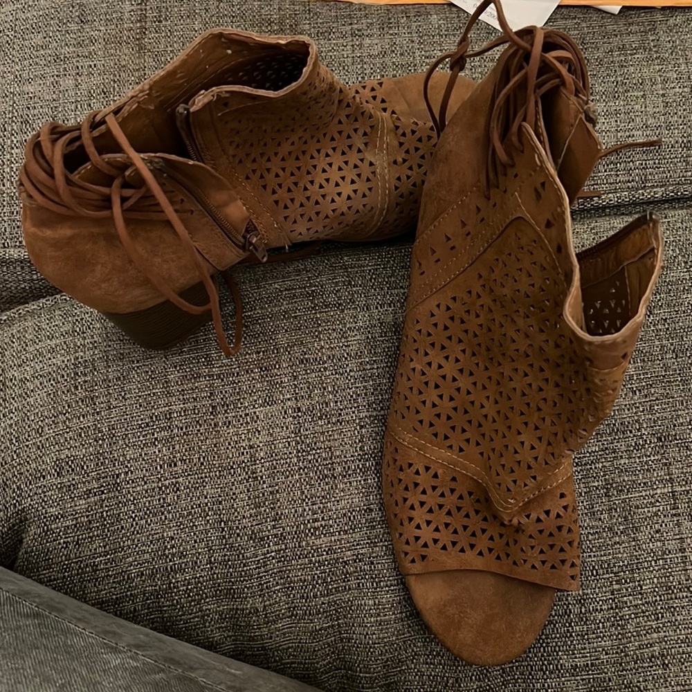 Pop brown opened toed heels